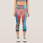 Wand, Tür und Fenster sind rot, blau und grau Capri Leggings (Vorderseite)