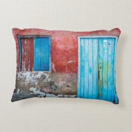 Wand, Tür und Fenster sind rot, blau und grau Dekokissen