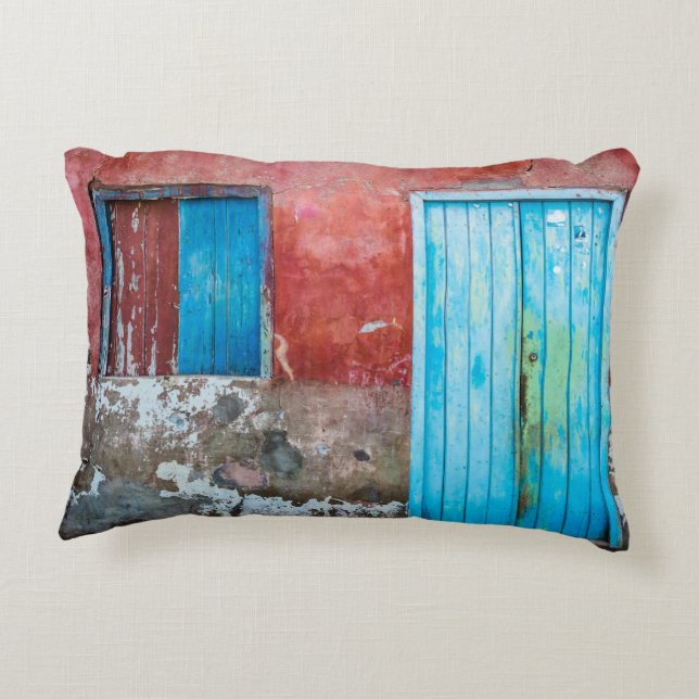Wand, Tür und Fenster sind rot, blau und grau Dekokissen (Rückseite)