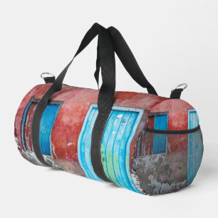 Wand, Tür und Fenster sind rot, blau und grau Duffle Bag