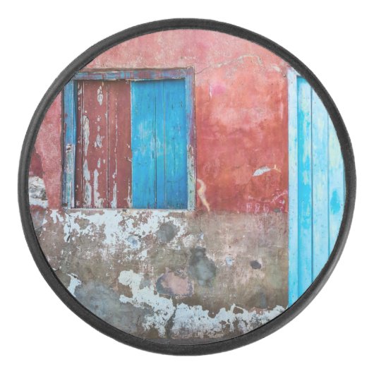 Wand, Tür und Fenster sind rot, blau und grau Eishockey Puck (Vorderseite)