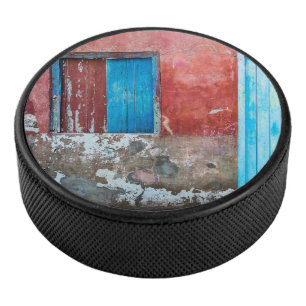 Wand, Tür und Fenster sind rot, blau und grau Eishockey Puck