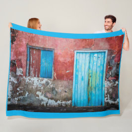 Wand, Tür und Fenster sind rot, blau und grau Fleecedecke