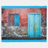 Wand, Tür und Fenster sind rot, blau und grau Fleecedecke (Vorderseite (Horizontal))