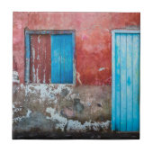 Wand, Tür und Fenster sind rot, blau und grau Fliese (Vorderseite)