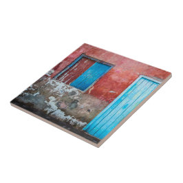 Wand, Tür und Fenster sind rot, blau und grau Fliese