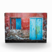 Wand, Tür und Fenster sind rot, blau und grau Fotoblock (Vorderseite)