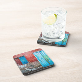 Wand, Tür und Fenster sind rot, blau und grau Getränkeuntersetzer