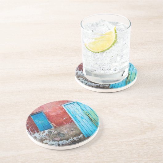 Wand, Tür und Fenster sind rot, blau und grau Getränkeuntersetzer (Seite)