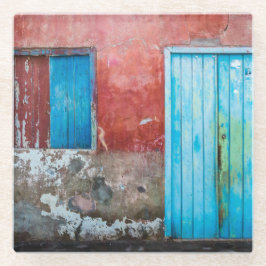 Wand, Tür und Fenster sind rot, blau und grau Glasuntersetzer