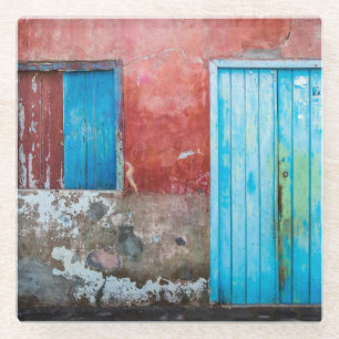 Wand, Tür und Fenster sind rot, blau und grau Glasuntersetzer