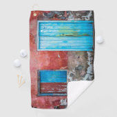 Wand, Tür und Fenster sind rot, blau und grau Golfhandtuch (Insitu)