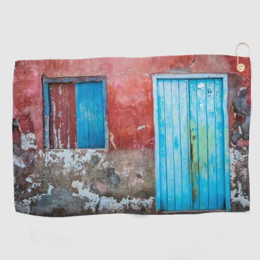 Wand, Tür und Fenster sind rot, blau und grau Golfhandtuch (Horizontal)