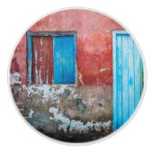Wand, Tür und Fenster sind rot, blau und grau Keramikknauf (Vorderseite)