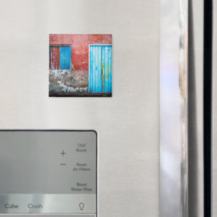 Wand, Tür und Fenster sind rot, blau und grau Magnet