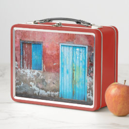 Wand, Tür und Fenster sind rot, blau und grau Metall Brotdose