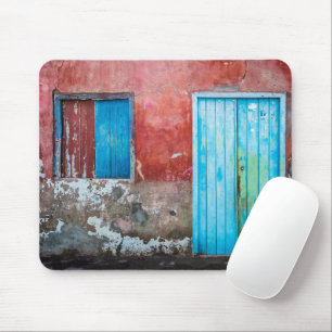 Wand, Tür und Fenster sind rot, blau und grau Mousepad