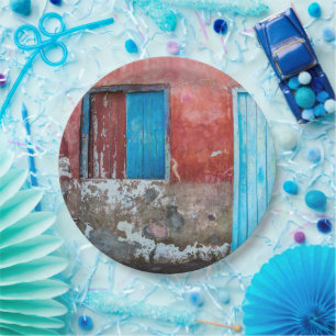 Wand, Tür und Fenster sind rot, blau und grau Pappteller