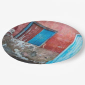 Wand, Tür und Fenster sind rot, blau und grau Pappteller (Schrägansicht)