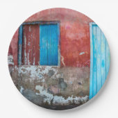 Wand, Tür und Fenster sind rot, blau und grau Pappteller (Vorderseite)