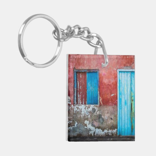 Wand, Tür und Fenster sind rot, blau und grau Schlüsselanhänger (Vorderseite links)