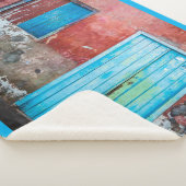 Wand, Tür und Fenster sind rot, blau und grau Sherpadecke (3/4)