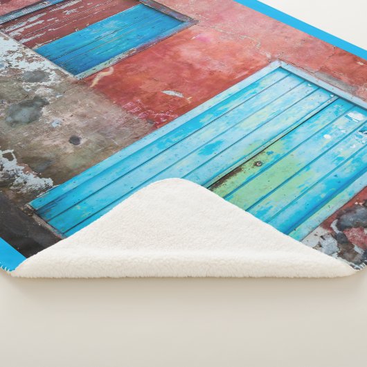 Wand, Tür und Fenster sind rot, blau und grau Sherpadecke (3/4)