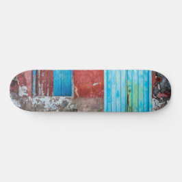 Wand, Tür und Fenster sind rot, blau und grau Skateboard