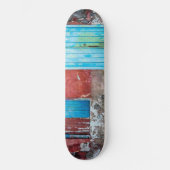Wand, Tür und Fenster sind rot, blau und grau Skateboard (Vorderseite)