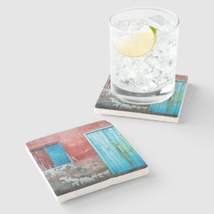 Wand, Tür und Fenster sind rot, blau und grau Steinuntersetzer