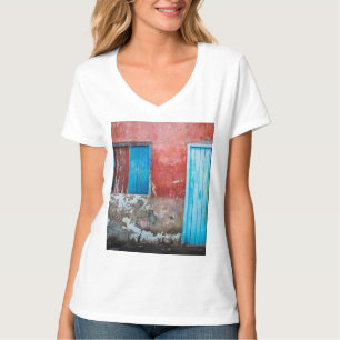 Wand, Tür und Fenster sind rot, blau und grau T-Shirt