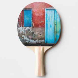 Wand, Tür und Fenster sind rot, blau und grau Tischtennis Schläger