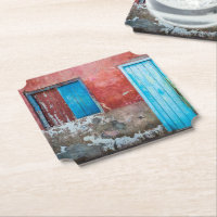 Wand, Tür und Fenster sind rot, blau und grau