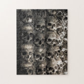 Wand voller Schädel und Knochen in der Knochenkape Puzzle (Vertikal)