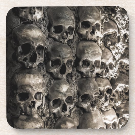 Wand voller Schädel und Knochen in der Knochenkape Untersetzer (Vorderseite)