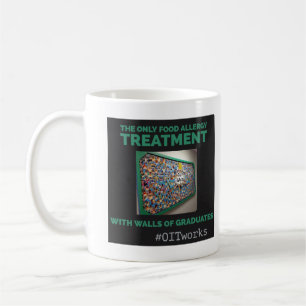 Wände der Absolvent u. des Brüllens der Menge Kaffeetasse