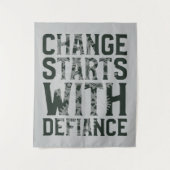 Wandel beginnt mit dem Defiance-Teppich Wandteppich (Vorderseite)