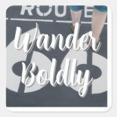 Wander Boldly Quadratischer Aufkleber (Vorderseite)
