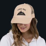 Wander Mehr Logo-Truckhut für Bergsteiger Truckerkappe<br><div class="desc">Wander Mehr Berggipfel Logo LKW Hut. Vergnügen Reisetasche für ihn oder sie. Personalisiertes Design und Farbgebung. Coole Geschenkideen zum Geburtstag für Männer und Frauen,  die Natur-Wanderwege,  Wandern,  Camping,  Klettern,  Urlaub,  Reisen,  RVing etc. Liebe haben. Kühne Typografie-Vorlage mit Bergspitze Silhouette. Wanderlustgeschenke. Beige oder benutzerdefinierte Farbe.</div>