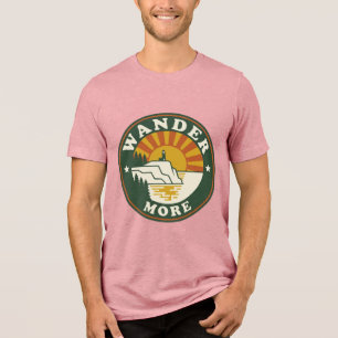 Wander More Vintage Küstenleuchtturm Abzeichen Tri-Blend Shirt