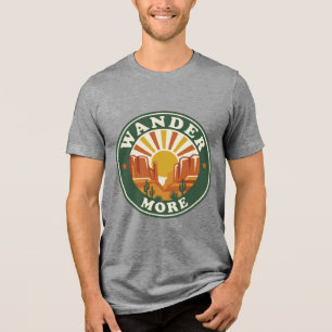 Wander More Vintage Wüsten-Canyon-Kaktus-Abzeichen Tri-Blend Shirt