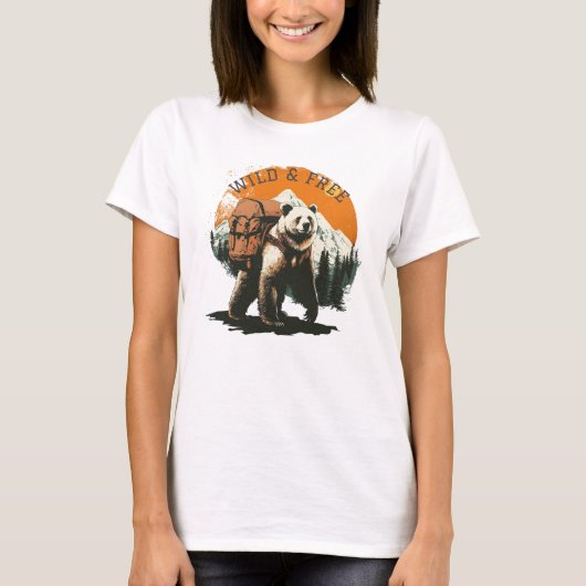 Wander Wild, Trek Free – Hiking Bear T-Shirt (Vorderseite)