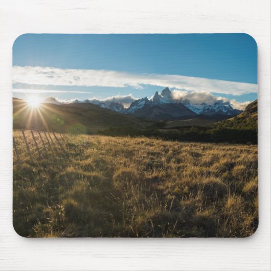 Wanderer, der Fitz Roy Berge, Patagonia betrachtet Mousepad (Vorne)