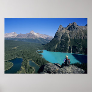 Wanderer mit Blick auf den türkis-farbenen See Poster