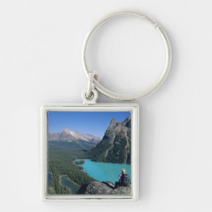 Wanderer mit Blick auf den türkis-farbenen See Schlüsselanhänger
