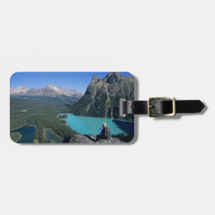 Wanderer mit Blick auf den türkisfarbenen See Gepäckanhänger
