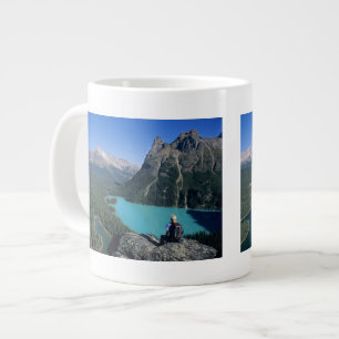 Wanderer mit Blick auf den türkisfarbenen See Jumbo-Tasse