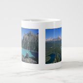 Wanderer mit Blick auf den türkisfarbenen See Jumbo-Tasse (Vorderseite)