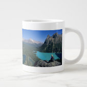 Wanderer mit Blick auf den türkisfarbenen See Jumbo-Tasse (Rechts)