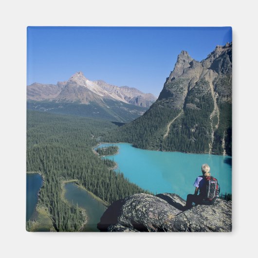 Wanderer mit Blick auf den türkisfarbenen See Magnet (Vorne)